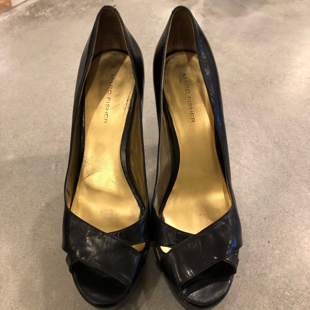 Cute black heels with a peekaboo toe - Picture 2 of 4
